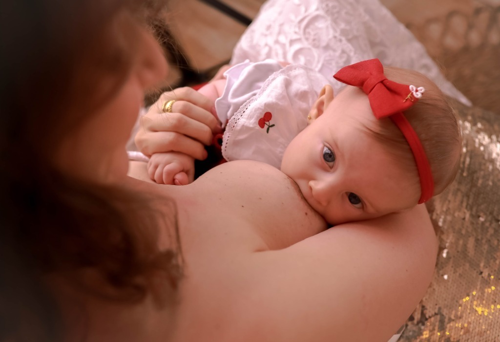 Manoela Monteiro com seu bebê no colo - cuidado, acolhimento e amor