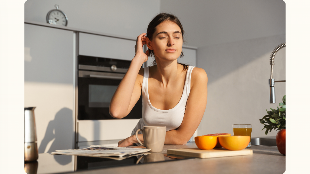 Mulher em sua rotina matinal respirando com consciência e autocuidado